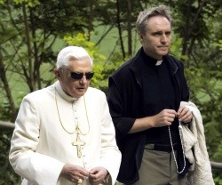 El Papa y su secretario tenían costumbre de rezar juntos el rosario paseando