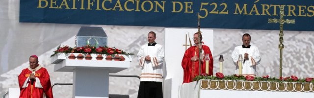 El arzobispo Pujol, de Tarragona, y el cardenal Amato, que presidió la beatificación, en la gran ceremonia de los 522 mártires
