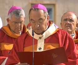 El arzobispo de Tarragona, Jaume Pujol, con el de Toledo, Braulio Rodríguez, y el de Valencia, Carlos Osoro, con el color rojo de los mártires