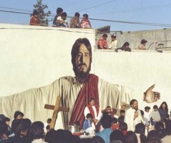 Misa en la calle 111 de Los Ángeles - el mural de Jesús lo pintó un artista en 1984 ayudado por las pandillas callejeras del barrio