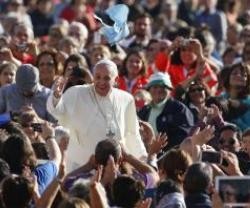 El Papa Francisco con la gente en la audiencia de los miércoles