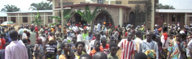 Salida de misa en Tenga, la zona donde sirve el padre Germán Arconada en Burundi, la que más sufrió la violencia