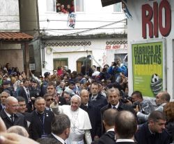 El Papa, en las favelas de Rio de Janeiro, en julio, denunció la injusta miseria