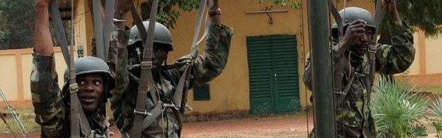 Soldados africanos se entrenan como paracaidistas - así fue como Omar conoció el cristianismo