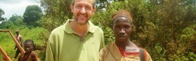El padre Ramón, misionero de la Consolata, con uno de los policías u guardias tradicionales en las zonas auríferas de Costa de Marfil