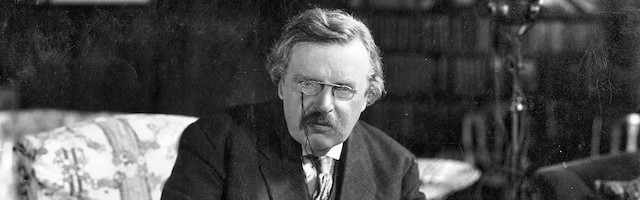 Aunque todos los que le conocieron recuerdan a Chesterton alegre, en las fotografías no se nota porque casi nunca sonreía ante las cámaras