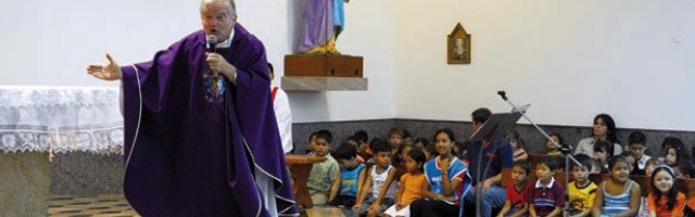 El padre Aldo, en misa con niños y familias en Paraguay
