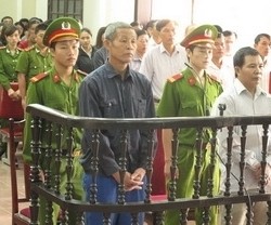 Fotografía de las primeras fases del juicio a los dos católicos pro-derechos humanos ahora condenados por el régimen vietnamita
