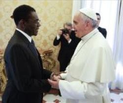 El dictador Obiang -34 años en el poder- aprovechó para hacerse una foto con el Papa Francisco