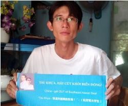 Por esta foto criticando a China y recordando a su hermano preso, Dinh Nhat Uy es condenado a 15 meses de arresto domiciliario