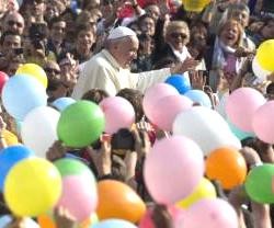 Como aún hace buen tiempo, el Papa volvió a mezclarse con la gente en la Plaza de San Pedro