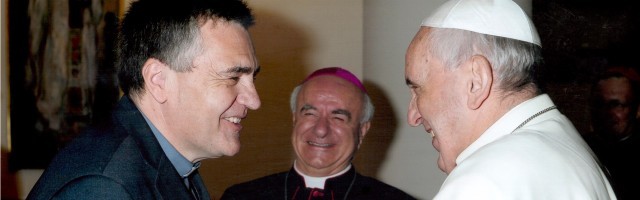 El padre Santiago Martín saludando al Papa Francisco