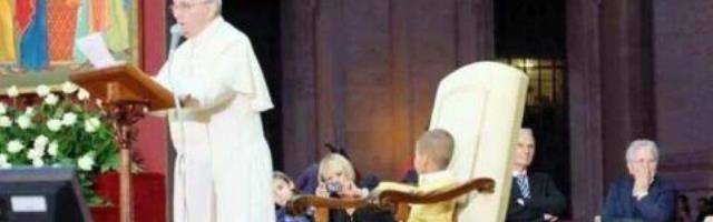 El Papa Francisco y un niño