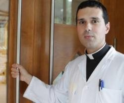 El padre José Manuel, en el hospital donde es enfermero y capellán