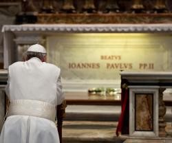 Francisco ha orado varias veces ante Juan Pablo II, pero celebrar misa junto a su tumba fue un detalle especial