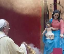 El Papa Francisco inciensó la imagen de la Virgen del Rosario del Cementerio del Verano
