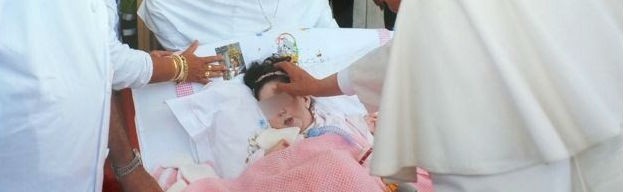 La pequeña Donatella recibe la bendición de Benedicto XVI