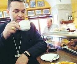 El obispo se toma un café con churros en un bar en España -no en Rímini-