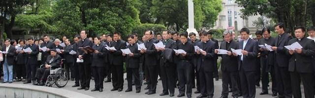 Un grupo de sacerdotes y seglares reza ante la tumba de Xu Guangqi, en Sanghái