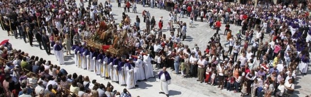 Las procesiones o fiestas patronales son un ejemplo de religiosidad que afectan al tejido asociativo español