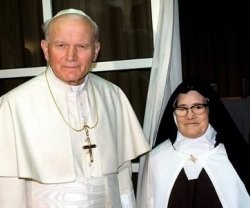 Sor Lucía, la única vidente de Fátima que llegó a la edad adulta, con Juan Pablo II
