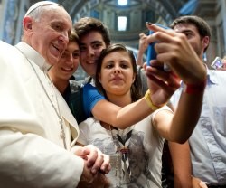 Esta foto de Francisco con unos jóvenes italianos enseguida se hizo viral en la Red