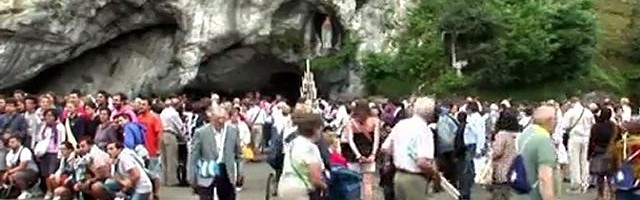 Millones de peregrinos visitan la gruta de las apariciones cada año.