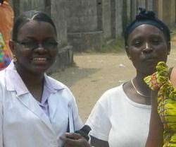 La médico congoleña premiada Celine Tendobi (a la izquierda)