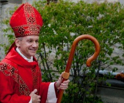 El obispo Paprocki, con su cayado, símbolo de pastoreo, dirige la oración en defensa del matrimonio
