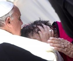 Francisco abraza a Vinicio, de rostro deformado por la enfermedad