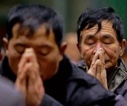 Dos católicos rezando en China