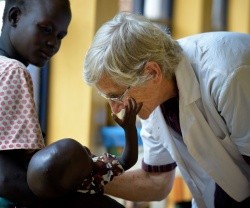 Una enfermera misionera en Sudán del Sur - la Iglesia Católica mantiene la mayor red de asistencia a enfermos del SIDA en África
