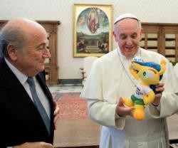 El Papa con la simpática mascota de peluche