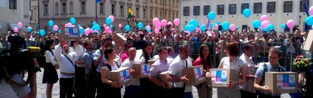 La alianza En Nombre de la Familia -U Ime Obitelji- entrega las 740.000 firmas que llevaron a este referendum, en que 2 de cada 3 votos defienden el matrimonio real