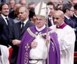 El Papa Francisco este primer domingo de Adviento, además del color morado de la liturgia, recuperó un báculo que ya usara Juan Pablo II en sus peregrinaciones