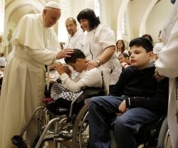 Francisco ha hecho habitual el gesto de imponer las manos para orar por los enfermos
