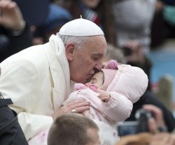 En Roma el frío ya obliga al Papa a abrigarse y disuade a algunos peregrinos