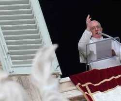 En el ángelus de este domingo el Papa denuncia que muchos oculten que los cristianos son perseguidos