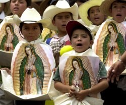 Un grupo de niños celebra a la Virgen de Guadalupe en Chiapas, México