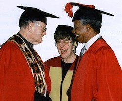 El arzobispo de Durban, a la izquierda, con Nelson Mandela ya presidente, durante la concesión de un honor académico.