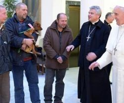 Los invitados del Papa en la mañana del martes, con el limosnero papal - Foto de ANSA