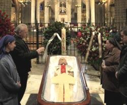 El cardenal Carles reposa en la capilla ardiente de Barcelona, donde religiosos y seglares dan su último adios