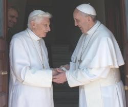 Benedicto XVI y Francisco - cada vez que los dos papas hacen algo juntos es un evento histórico