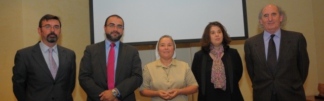 Los cuatro ponentes de la primera conferencia de Fuente Latina en España, junto con la moderadora