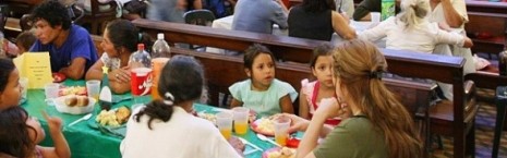 La Comunidad de San Egidio lleva más de 20 años ofreciendo una gran comida de Navidad a personas desfavorecidas