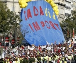 Macromanifestación en 2009 contra el aborto en Madrid, cientos de miles de personas con el lema Cada Vida Importa