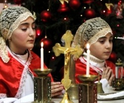 Niñas católicas en una eucaristía navideña