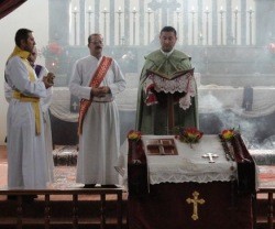 Liturgia en la Iglesia Asiria Oriental - los cristianos asirios de todo el mundo oran por sus hermanos secuestrados