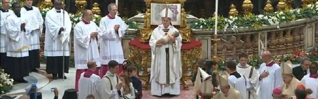 El Papa presenta, con una imagen, el Misterio del Dios Eterno que toma carne como un bebé más