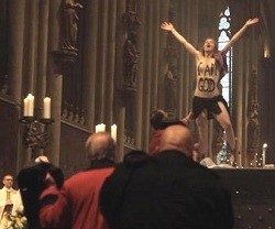 Más allá del vandalismo anticristiano, cabe preguntarse quién financia y utiliza a estas chicas de Femen